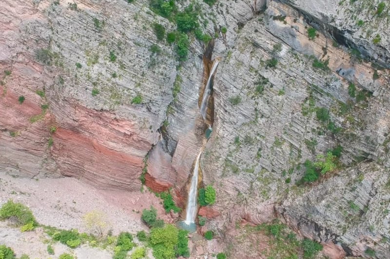 Dajti-Seilbahn und Wasserfall von Shengjergj
