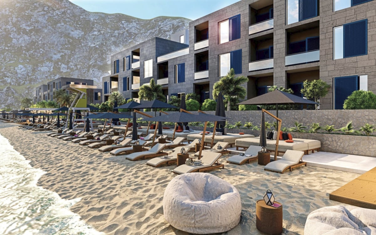 Beach club, transats et façade au Mövenpick Hotel & Residences Teuta, Risan Carine