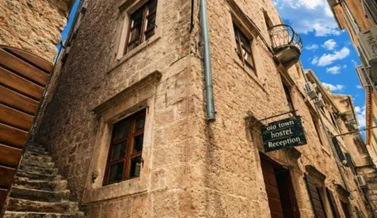 Archi e muri in pietra all'interno dell'edificio Bisanti