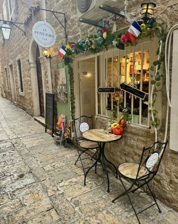 Le Petit Paris Café