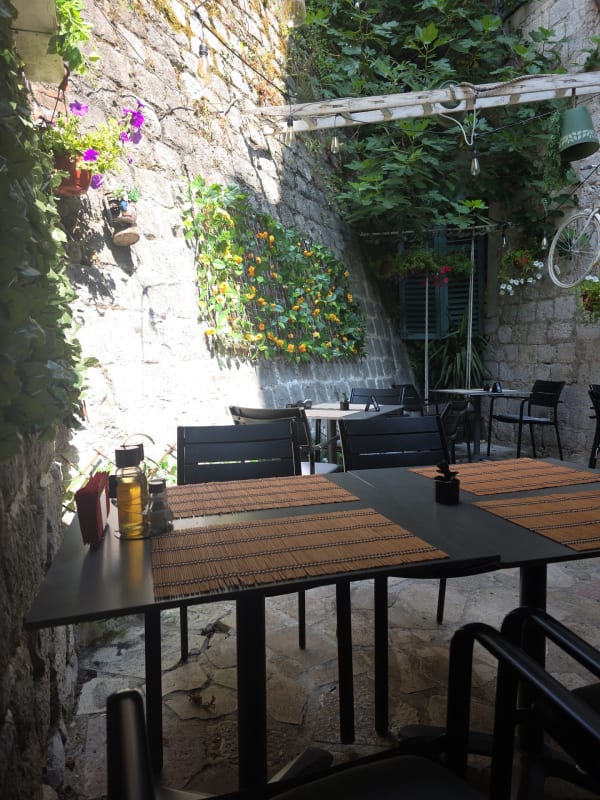 Gastro Pub MojaKafanica Kotor