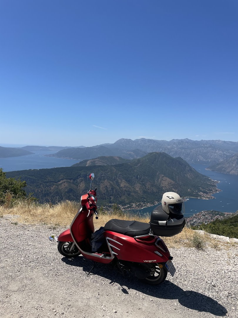 Rent a Vespa photo 3