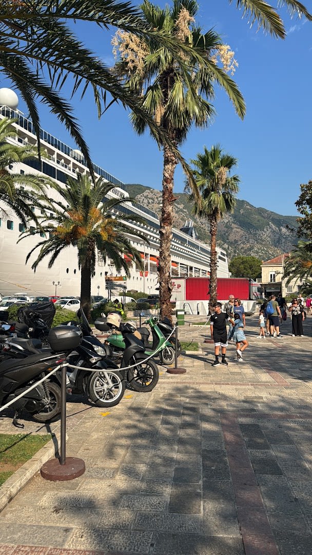 Rent a Vespa photo 10