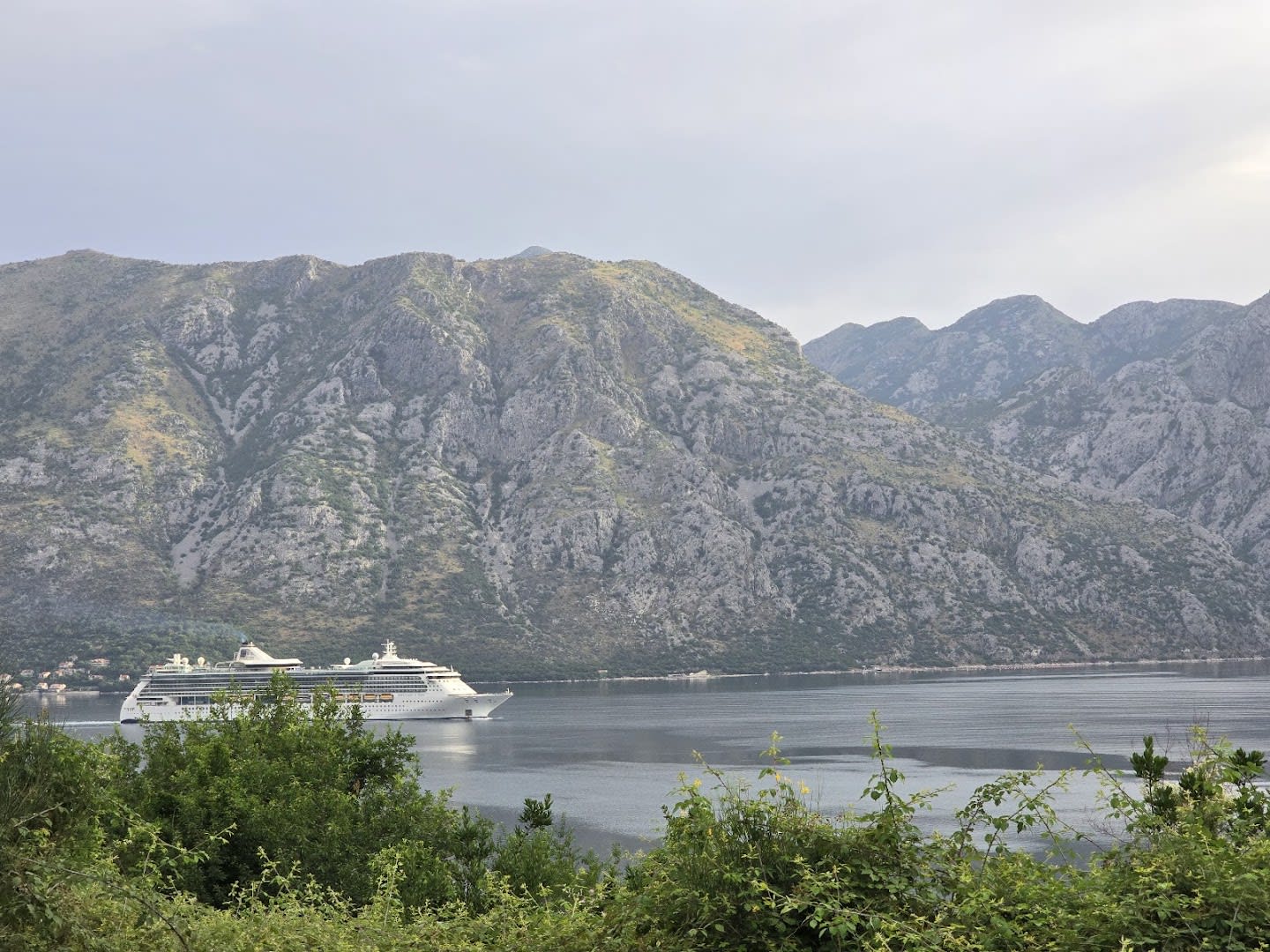 The White Apartment photo 2