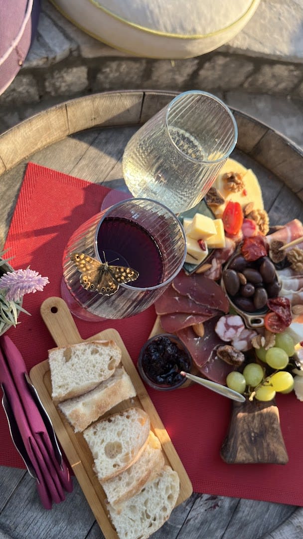 Red & White Wine Bar photo 4