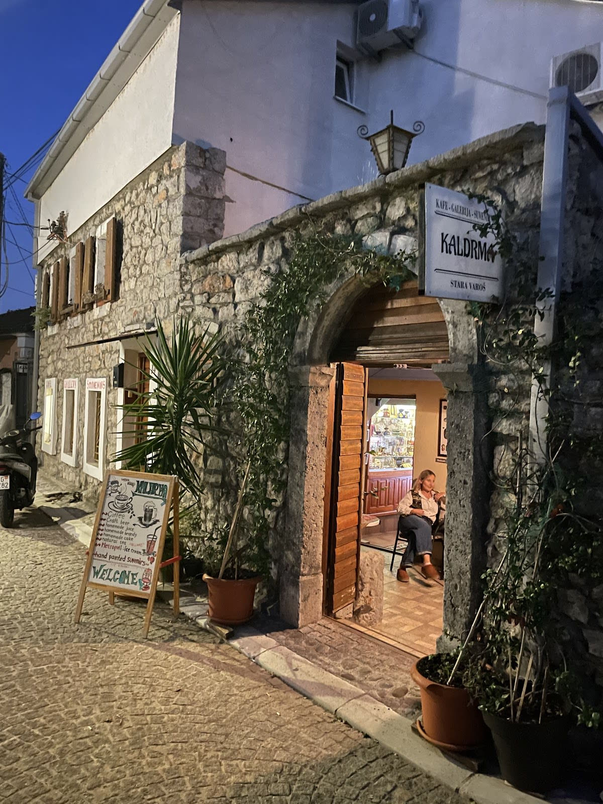 Kaldrma - Podgorica - Kafe Galerija Suvenirnica photo 8