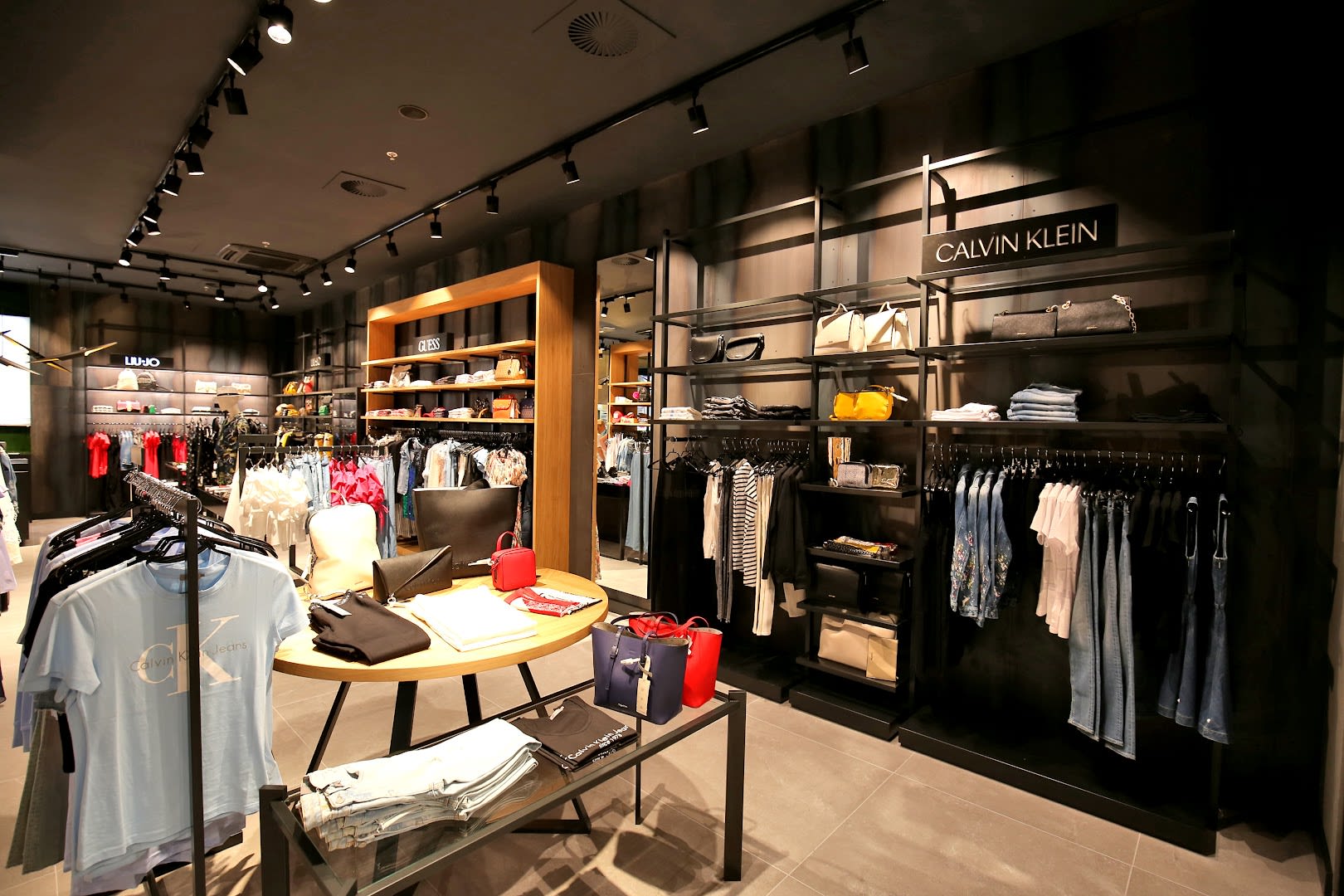 Fashion & Friends photo 2