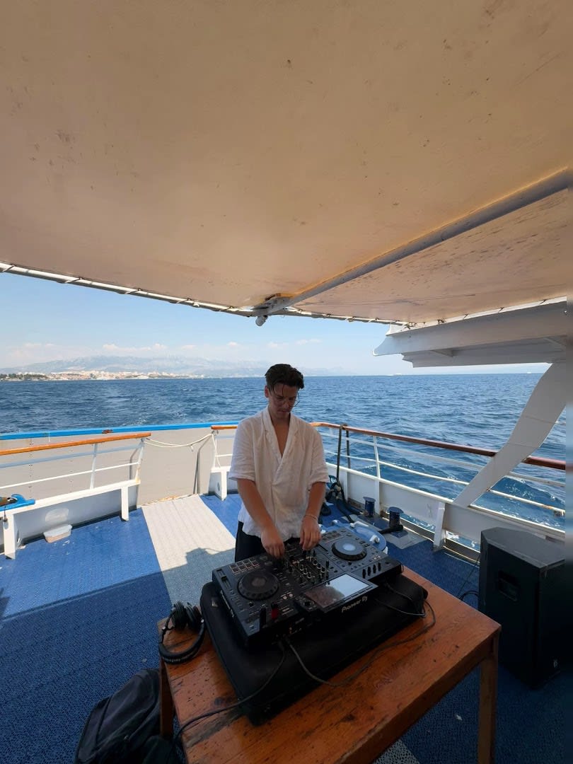 Out to Sea Split Boat Party photo 4