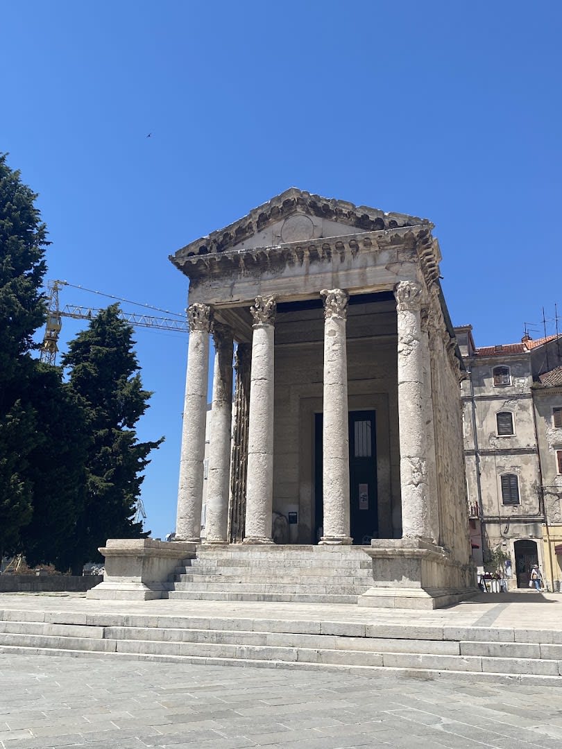 Augustus Walks photo 2