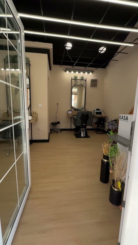 Ozzy unisex hair studio photo 2