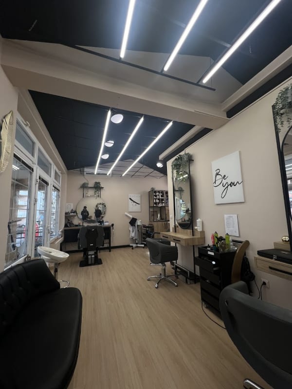 Ozzy unisex hair studio photo 3