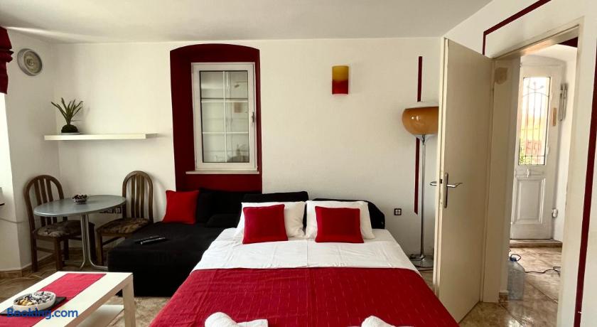 Hidden Gem Studio Apartment photo 2