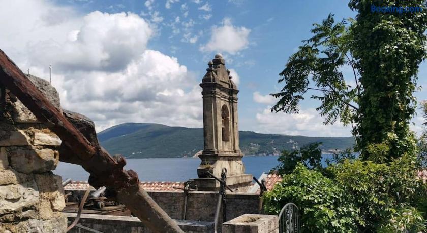 Orange studio photo 1