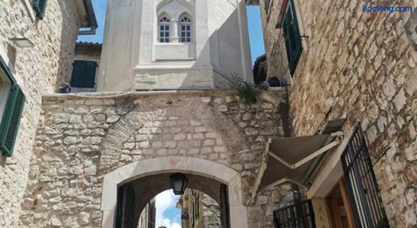 Orange studio photo 3