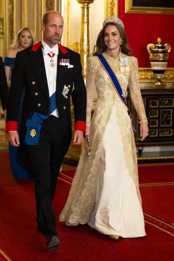 The September 2025 state banquet for the US President at Windsor Castle: an ivory Phillipa Lepley silk gown beneath a hand-embroidered gold Chantilly lace coat, topped with the Lover's Knot Tiara. | Photo: Getty Images