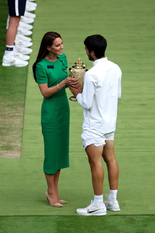 On Centre Court for the 2023 men's final, she presented the trophy in a sharp emerald Roland Mouret midi dress accessorised with Milina London earrings, an Emmy London clutch, and Gianvito Rossi pumps. | Photo: Getty Images