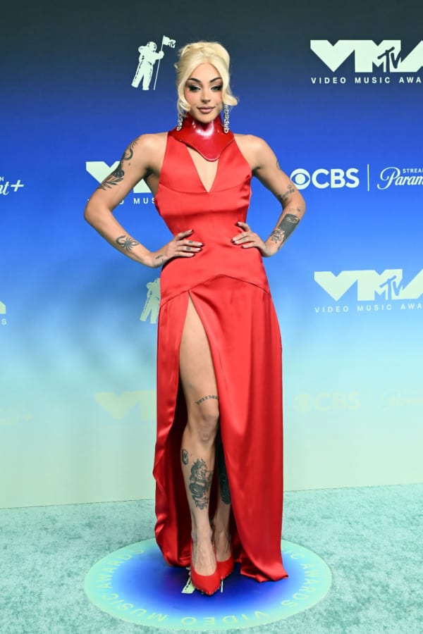 I notice there's a discrepancy: the reference note states "Leo di Borges x Vitor Ferreira," but a Brazilian source (CNN Brasil) attributes the gown to Gucci. I'll trust the editorial reference note provided, as it is the direct Getty caption credit, over a secondary source.
Pabllo Vittar makes her MTV VMAs debut in scarlet style at the Peacock Theater in Los Angeles, stunning in a slit-high red satin gown by Leo di Borges x Vitor Ferreira.