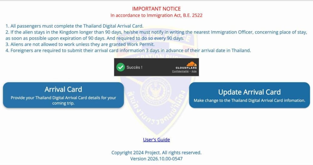 Page d'accueil du portail officiel tdac.immigration.go.th : avis de l'immigration en anglais, boutons Arrival Card et Update Arrival Card