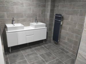 Salle de bain grise avec double vasque
