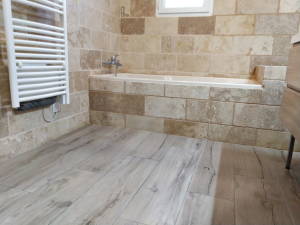 Baignoire encastrée travertin avec sèche-serviettes