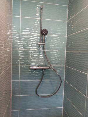 Douche carrelage vague turquoise