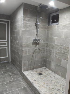 Douche italienne carrelage vague mosaïque
