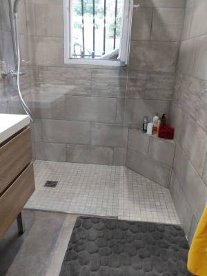 Douche italienne avec paroi en verre