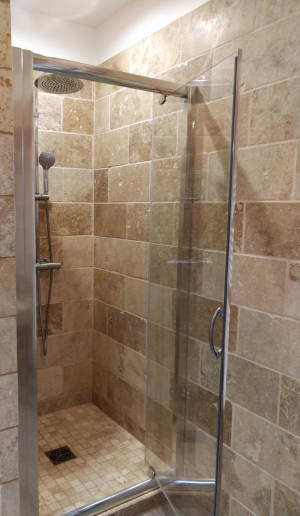 Douche italienne travertin colonne pluie