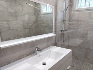 Meuble vasque blanc miroir douche italienne