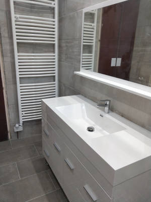 Meuble vasque blanc sèche-serviettes miroir