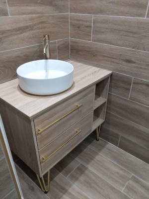 Meuble vasque bois avec robinetterie dorée