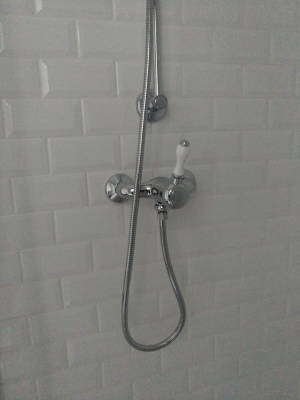 Mitigeur douche barre chrome carrelage blanc
