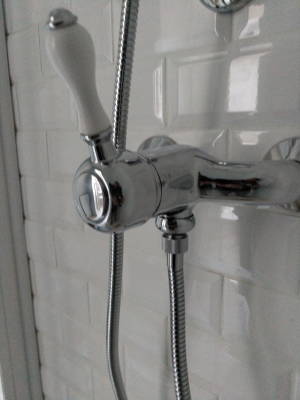 Mitigeur douche chrome carrelage blanc