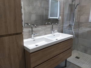 Salle de bain bois avec double vasque et sèche-serviettes