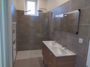 Salle de bain complète avec douche et double vasque