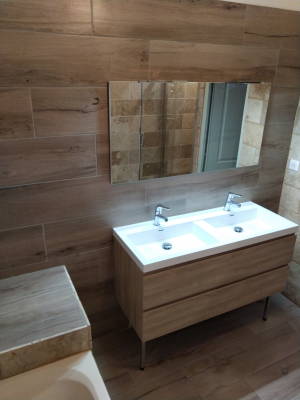 Salle de bain double vasque bois baignoire