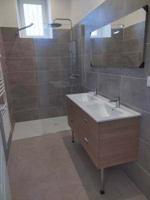 Salle de bain douche double vasque sèche-serviettes