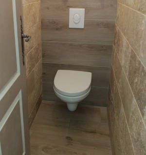 WC suspendu pierre naturelle et bois