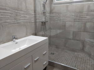 Douche italienne mosaïque meuble vasque gris