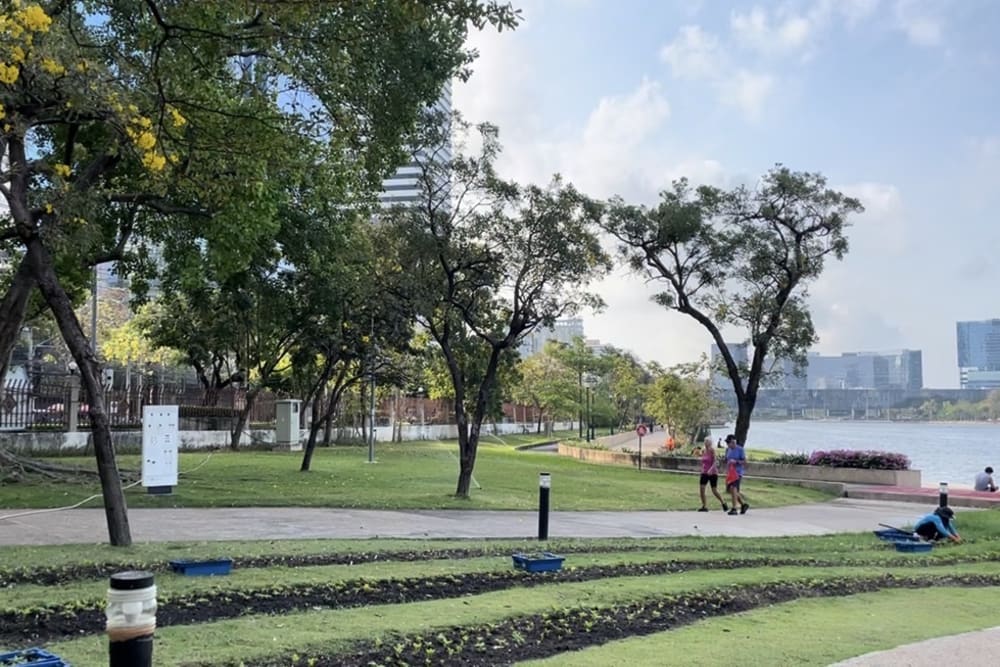 Le parc Benjakitti et ses gratte-ciels, espace vert moderne près de Sukhumvit, Bangkok