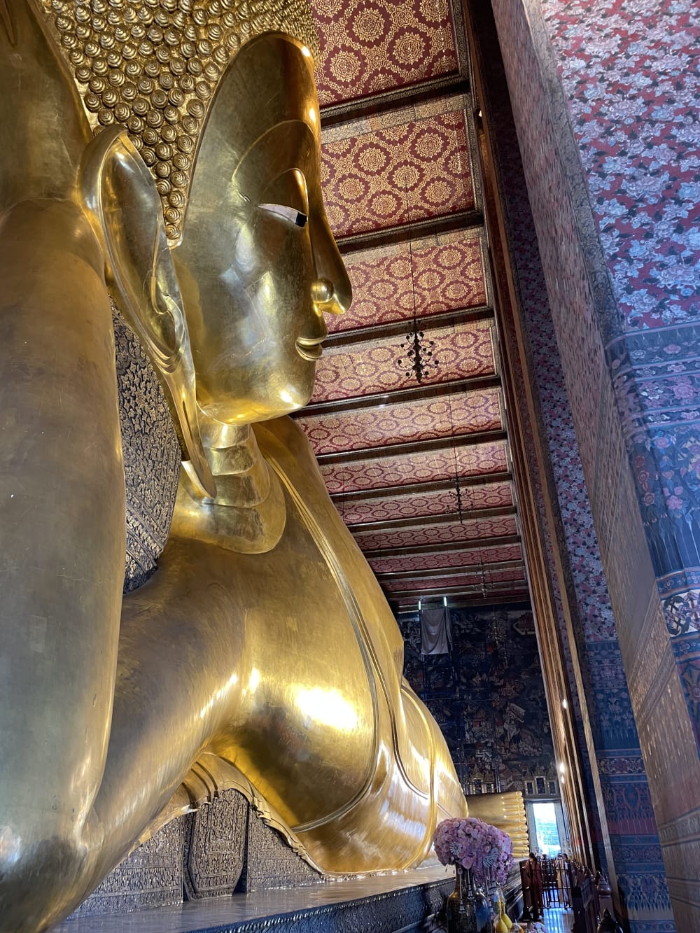 Tête dorée du Bouddha couché de 46 mètres au Wat Pho, Bangkok