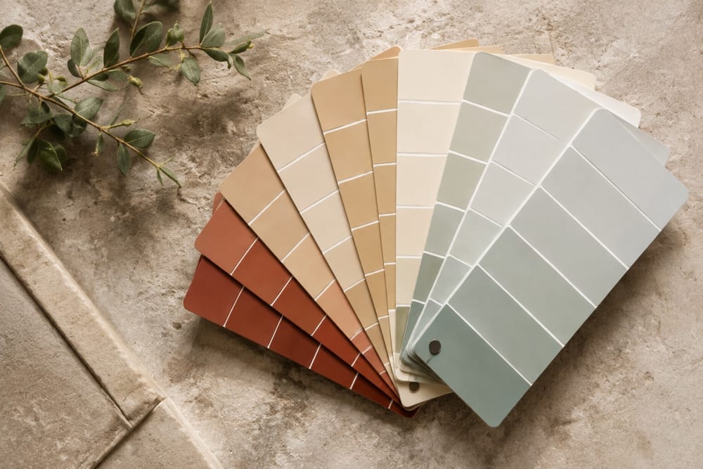 Nuancier de peinture déployé en éventail, teintes terre cuite, sable et vert de gris
