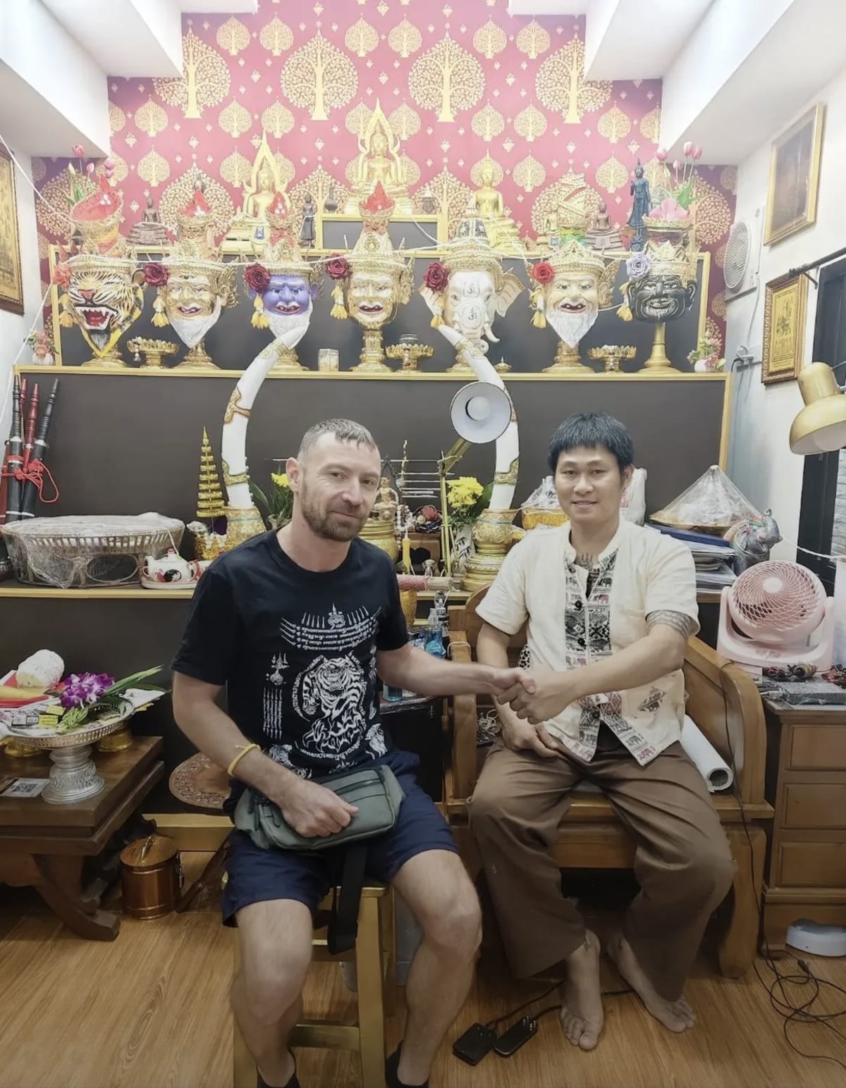 Sébastien et Ajarn Neung poignée de main après le sak yant