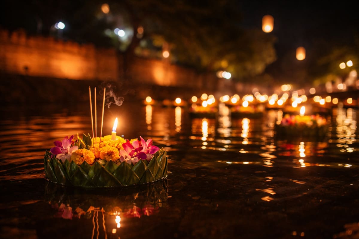 Krathong flottants illuminés lors de la fête de Loy Krathong en Thaïlande