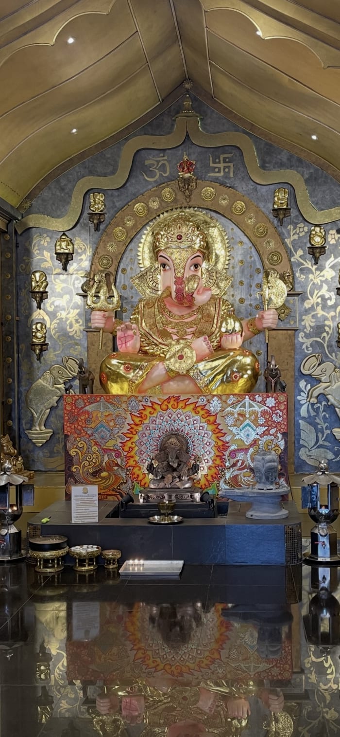 Sanctuaire dédié à Phra Phikanet (Ganesh) avec statue rose et or sur un trône doré