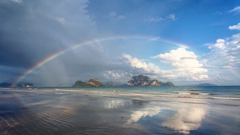 Météo Thaïlande en direct 2026 — arc-en-ciel sur plage tropicale