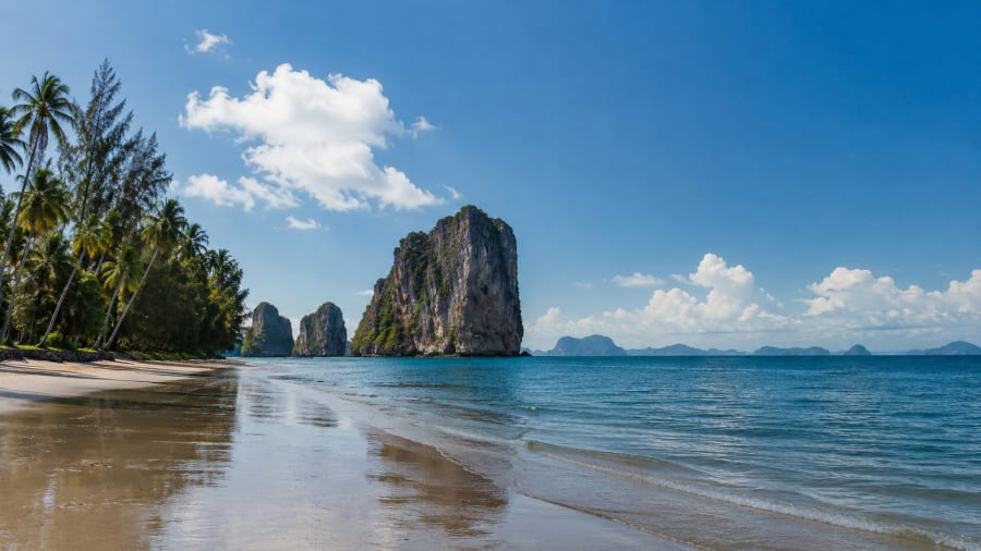 Plage de la côte Andaman avec falaises karst, Phuket et Krabi