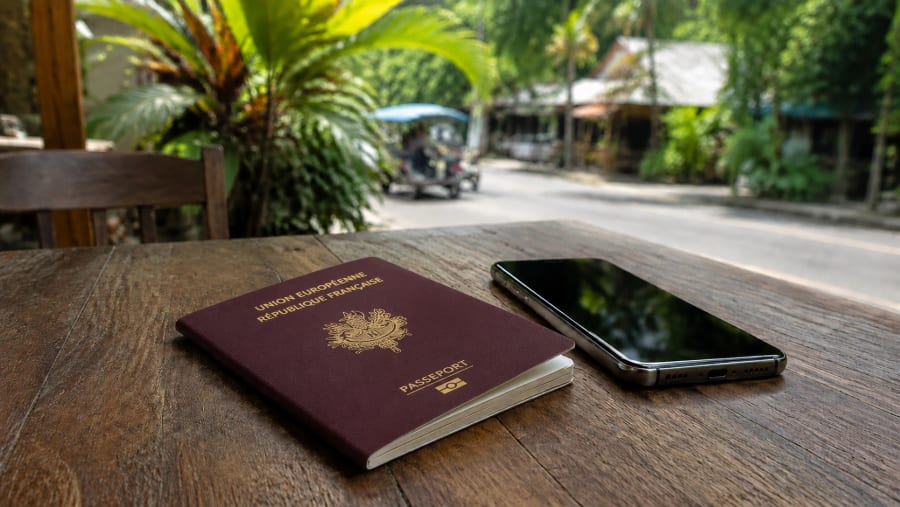 Passeport et téléphone sur une table en Thaïlande