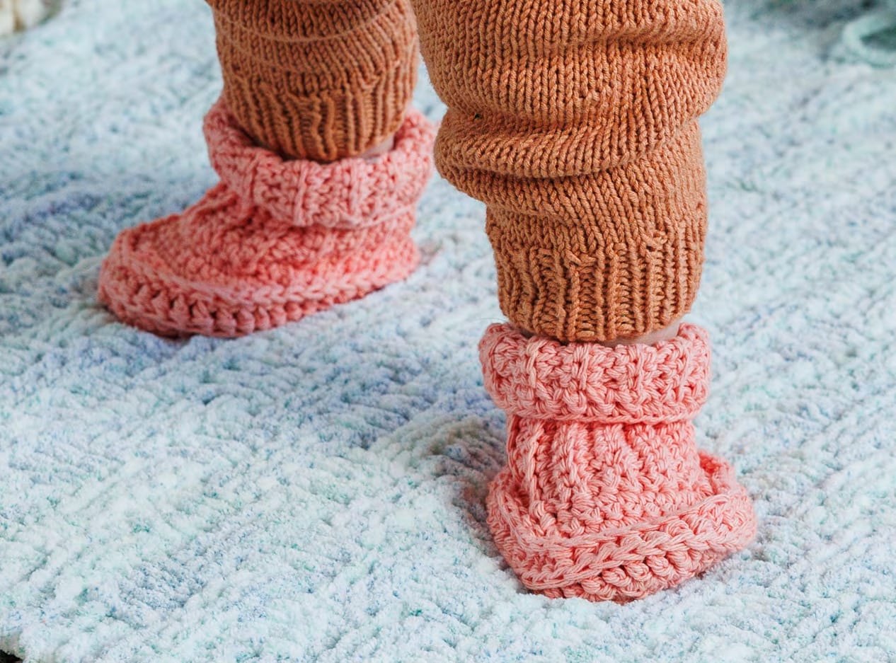Modèle gratuit de charmants chaussons pour bébé au crochet