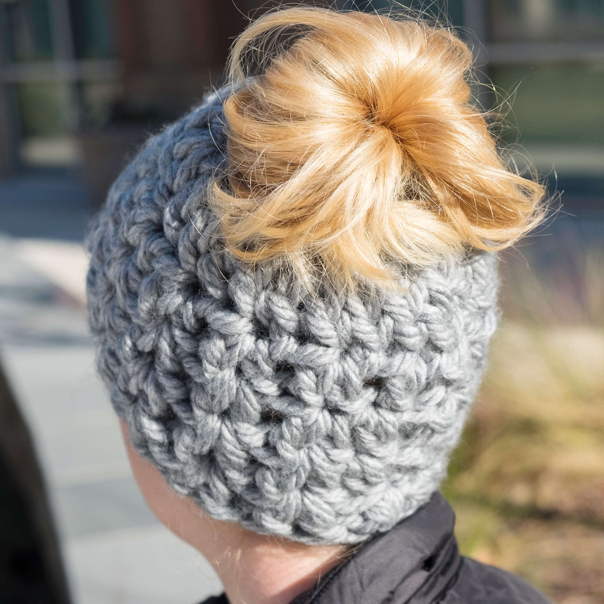 Patron gratuit de bonnet chignon au crochet pour débutants